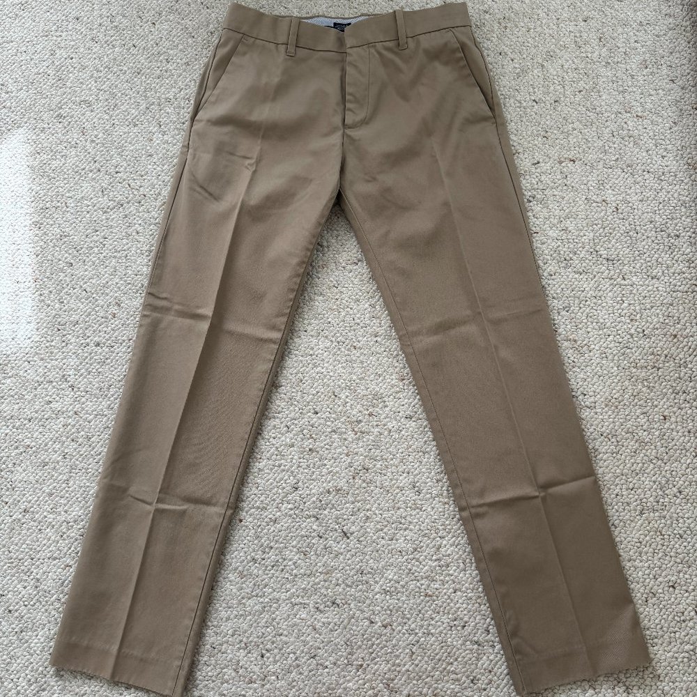 GAP Mens Size 31x32 Slim Fit Pleat Front Khakis